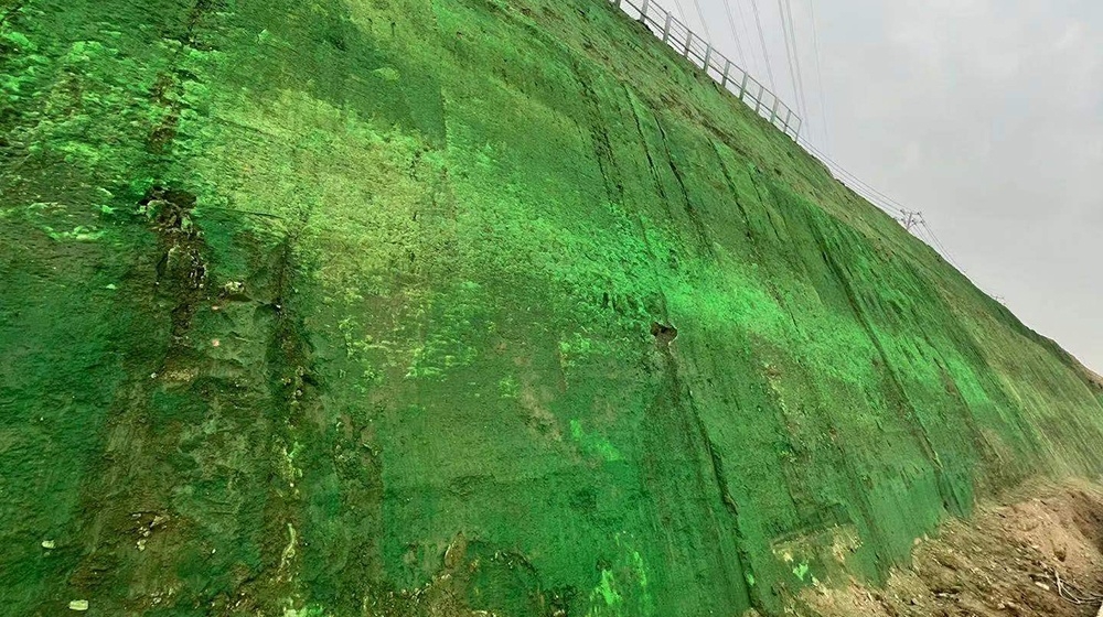 河北雄安新区构筑边坡生态超疏水土抗冲；